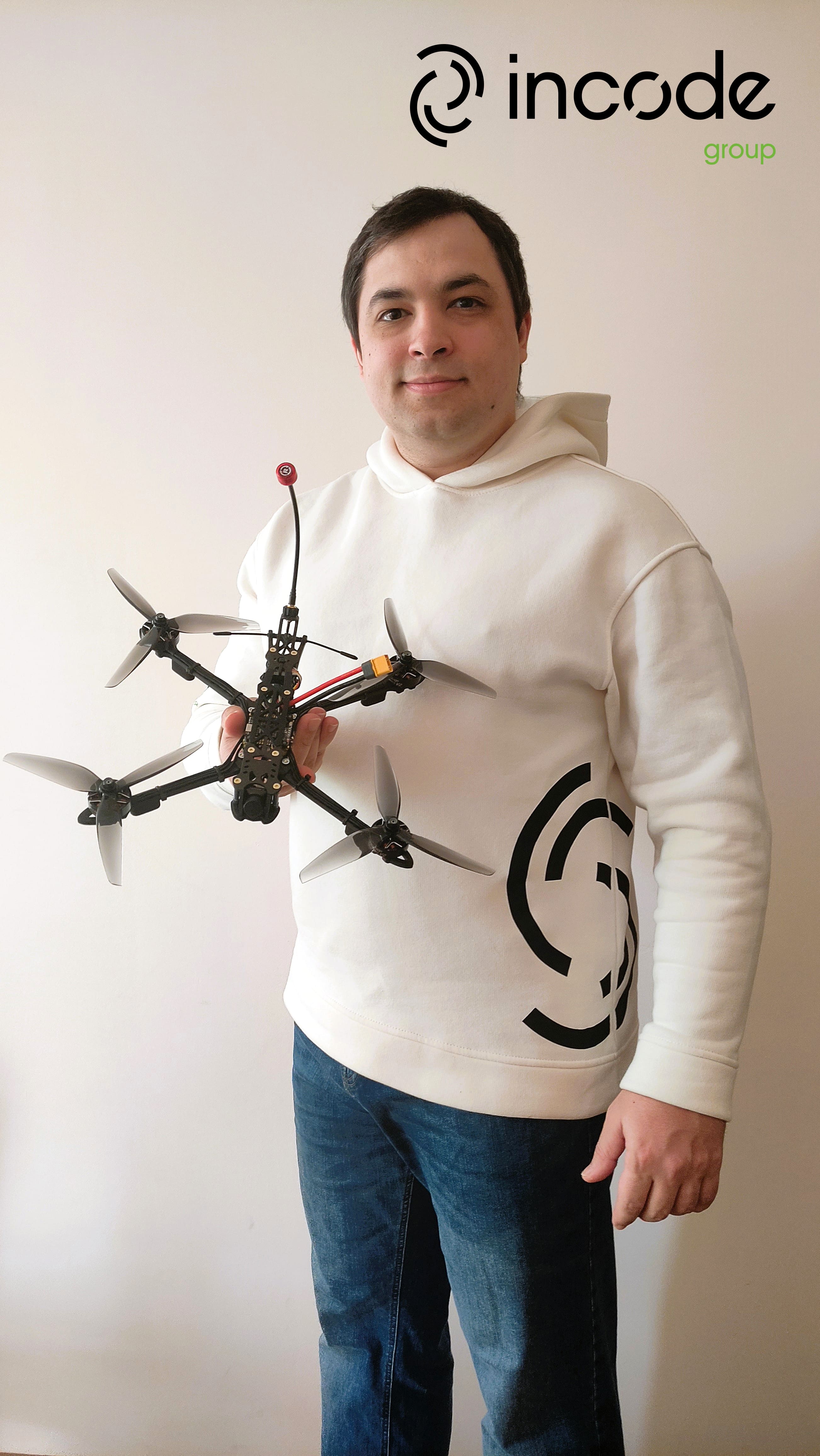 Колега Incode Group відкрив свій міні-проєкт "FPV RussoRiz from Incode with Love". Він вступив у проєкт SocialDrone (також ще існує VictoryDrones), й ідея проєктів полягає в тому, щоб кожен охочий міг зібрати FPV-дрон вдома, після чого його відправляють на фронт військовим. Компанія направила на ініціативу 18 000 грн.
