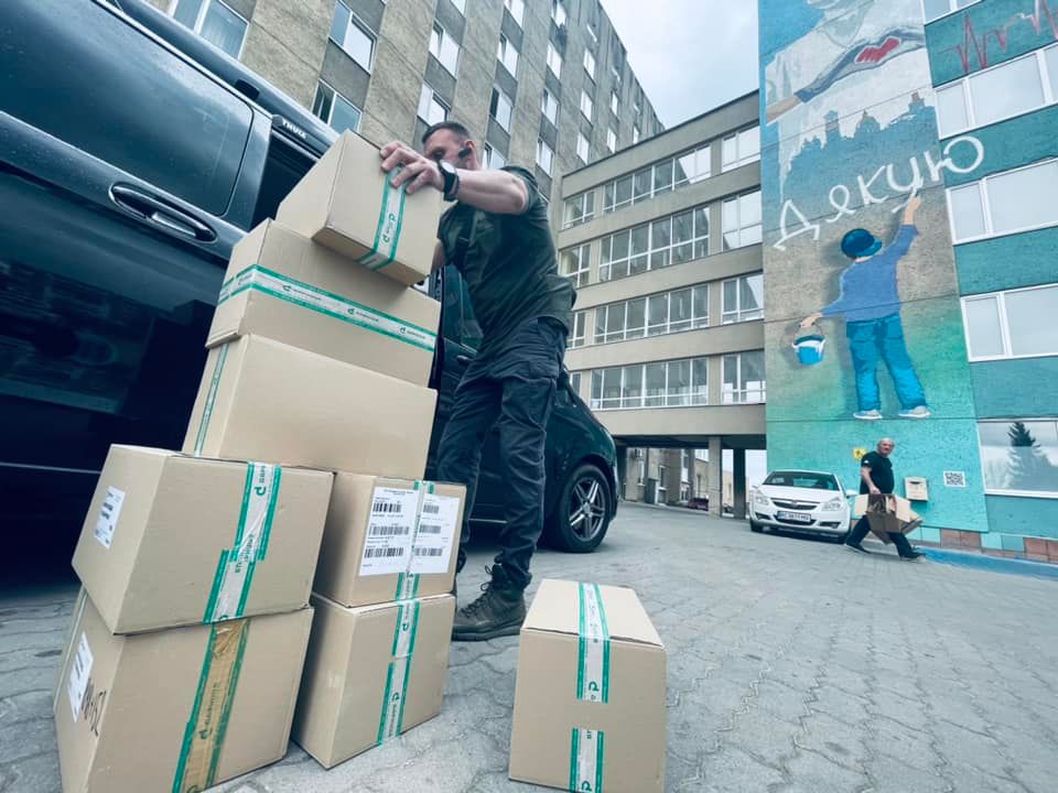На початку війни група з дев’яти ініціативних співробітників "Дарниці" сформувала спільноту "Ми разом" для закриття потреб підрозділів ЗСУ, до лав яких вступили їх колеги. Наразі ця спільнота нараховує більше тисячі учасників, що займаються організацією зборів та проводять регулярний ПЕРЕМОГОдійний аукціон. На момент грудня 2022 року учасники спільноти зібрали понад 730 тис. грн, на які придбали автомобіль, дрони, ретранслятор, радіостанції, турнікети та інші потрібні речі. 