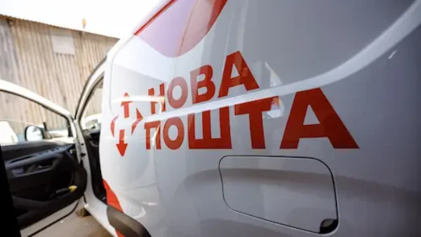 Нова пошта доставила понад 6 тонн медобладнання у лікарню на Донеччині, яка рятує життя захисників і місцевих, разом з БФ НАГД «ЗДОРОВІ». Медичний заклад отримав: реанімаційне обладнання, монітори контролю життєвих показників, апарати УЗД, крісла для транспортування пацієнтів Загалом це 145 життєво важливих приладів, які компанія власним коштом привезла у прифронтове місто.
