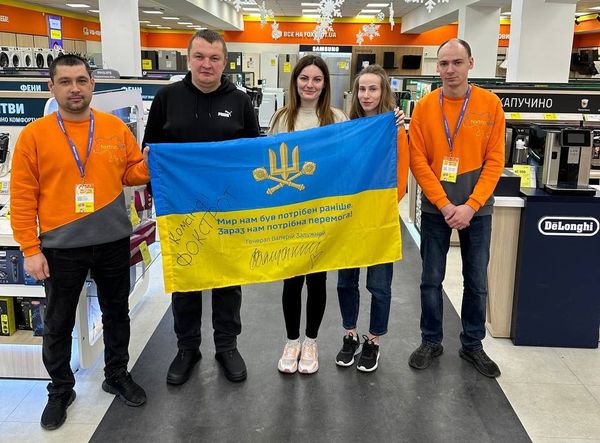 У вересні 2014 року силами та з ініціативи працівників групи компаній «Фокстрот» зусилля щодо допомоги захисникам України були об’єднані у волонтерському руху «Хочу допомогти!». За цей період для підтримки захисників України проведено понад 70 волонтерських акцій за участі близько 1000 осіб; 5 благодійних ярмарків, компанія опікувалась пораненими Київського та Ірпінського військових шпиталів. Добровільні пожертвування волонтерів були надані в сумі понад 1 млн грн.