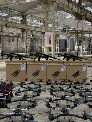 У вересні 2026-го Galaktica передала Третьому армійському корпусу 40 ударних 15-дюймових FPV-дронів на оптоволокні та 15 гладкоствольних напівавтоматичних рушниць. Оптоволоконний зв’язок зменшує вплив РЕБ; рушниці — для захисту від ворожих БпЛА. Компанія пише, що обладнання вже працює на передовій. Це продовження кількарічної співпраці Galaktica з підрозділами корпусу.