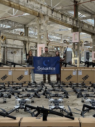 У вересні 2026-го Galaktica передала Третьому армійському корпусу 40 ударних 15-дюймових FPV-дронів на оптоволокні та 15 гладкоствольних напівавтоматичних рушниць. Оптоволоконний зв’язок зменшує вплив РЕБ; рушниці — для захисту від ворожих БпЛА. Компанія пише, що обладнання вже працює на передовій. Це продовження кількарічної співпраці Galaktica з підрозділами корпусу.