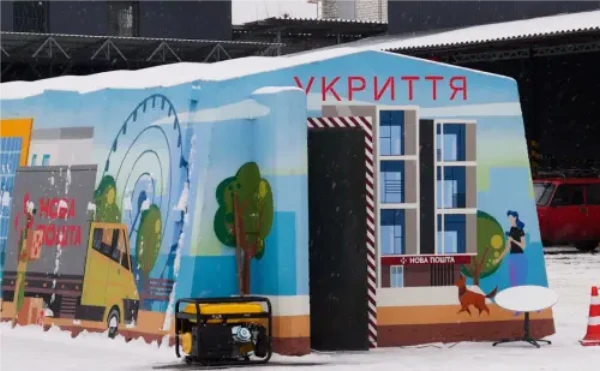Нова пошта оплатила створення та встановлення бетонного мобільного укриття в Харкові. Усередині є лави, розетки, освітлення, обігрівачі та кулери з водою. Також споруда оснащена генератором та старлінком. На стінах уже традиційно зображено мирне життя та візитівки міста – колесо огляду.
