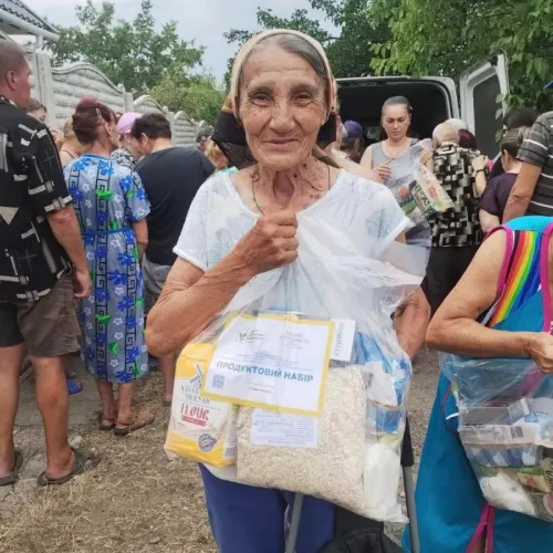 Нова Пошта доставила допомогу від Фундації Дім Рональда МакДональда мешканцям Сумщини, у селище Ямне, що знаходиться за 15 км від кордону з ворогом. За липень передали 3 760 посилок з допомогою для тих, кому потрібна підтримка в ці важкі часи.