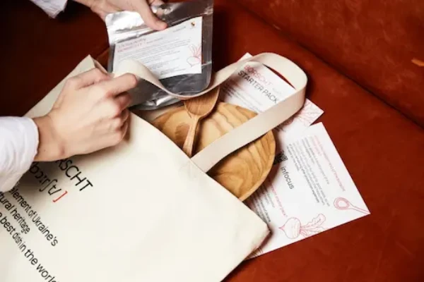Нова пошта доставляє «borscht starter pack»: благодійний мерч, що годує.
Запустили нову Цільову програму спільно з Infocus, які вирішили популяризувати борщ серед іноземців, а всі виручені кошти передавати у БФ Мирні Поля України на гуманітарну допомогу українцям, які постраждали від війни. А Нова пошта забезпечить безкоштовну доставку наборів.
