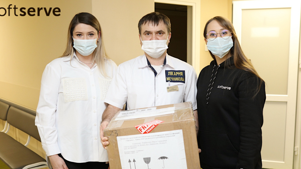 У лютому 2023-го корпоративний благодійний фонд SoftServe «Відкриті очі» передав нове медичне обладнання трьом лікарням — у Дніпрі та Ізюмі. Обладнання для цих лікарень закупили за 800 тис. грн.