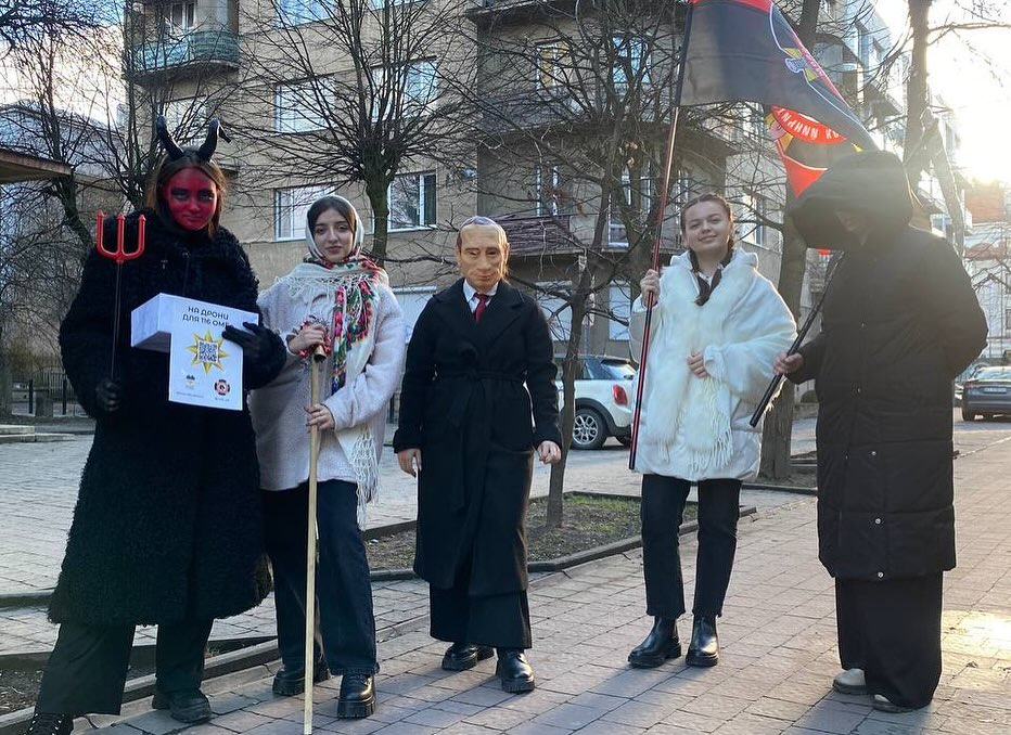 Разом із Молодіжним Національним Конгресом Incora for Ukraine організували благодійний святковий Вертеп: ватниці, українські воїни та інші народні персонажі збирали кошти для 116-ї окремої механізованої бригади на Авдіївському напрямку.

Колядували у двох містах, у Львові та Івано-Франківську, де зібрали 374 600 гривень. На них придбали дрони:

- Mavic 3
- TMavic 3
- ProMavic 3 Pro.