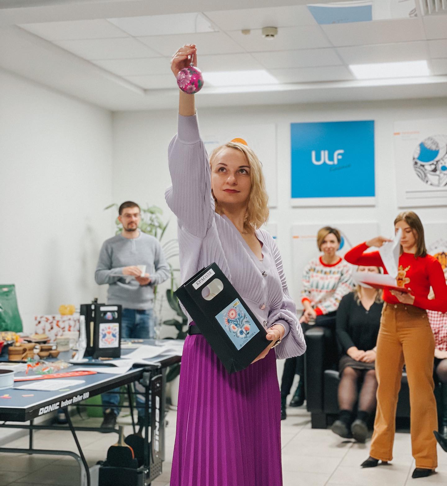 На новорічні свята 2023 року в ULF FINANCE відмовилися від корпоративу. Натомість – влаштували аукціон серед працівників. 
Усі виручені з торгів кошти були направлені на благодійність.
✔️100 тис. грн відправили на збір волонтерської групи «Протикумулятивний екран», який відновлює автівки для фронту.
✔️100 тис. було переказано на збір для підрозділу, де служить колега компанії. Кошти були потрібні на дрон DJI Mavic 3 та ремонт авто.
✔️25 тис отримав шпиталь МВС. 
Саме пацієнти шпиталю надали чудові керамічні вироби для аукціону.