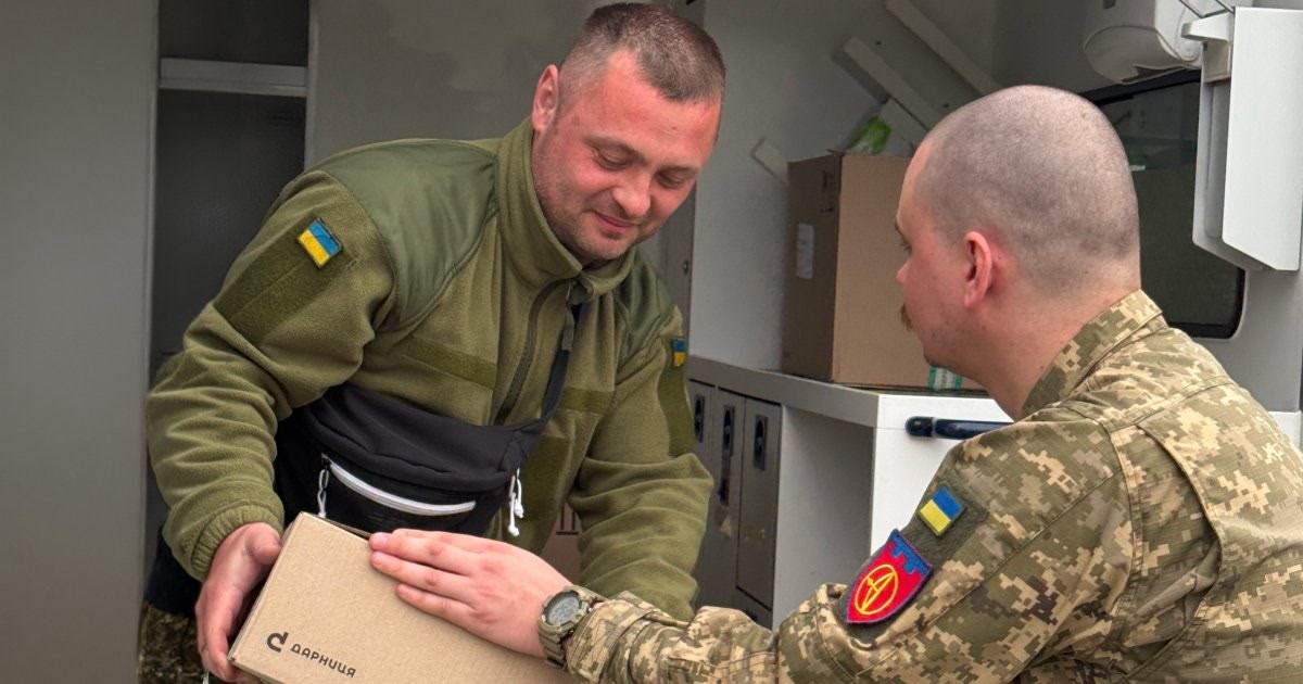 У квітні 2026-го «Дарниця» передала кілька сотень упаковок ліків 112-й окремій бригаді Сил ТрО ЗСУ, яка працює на сході. Медикаменти забрав боєць Юрій для побратимів і посестер підрозділу.