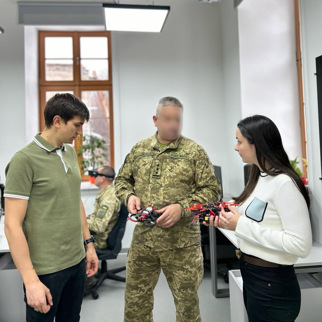 Incora облаштувала клас для навчання пілотів FPV-дронів для 7 Прикордонного Карпатського Загону Державної Прикордонної Служби України, які готують військових до ротацій.

Під час навчання особлива увага приділяється відпрацюванню складних маневрів при різних умовах, місцевості та часу доби, також отримання навичок, які базуються на реальному бойовому досвіді інших побратимів.

Для цього передали:

📌 FPV Дрони
📌 Ноутбуки
📌 Пульти Керування.