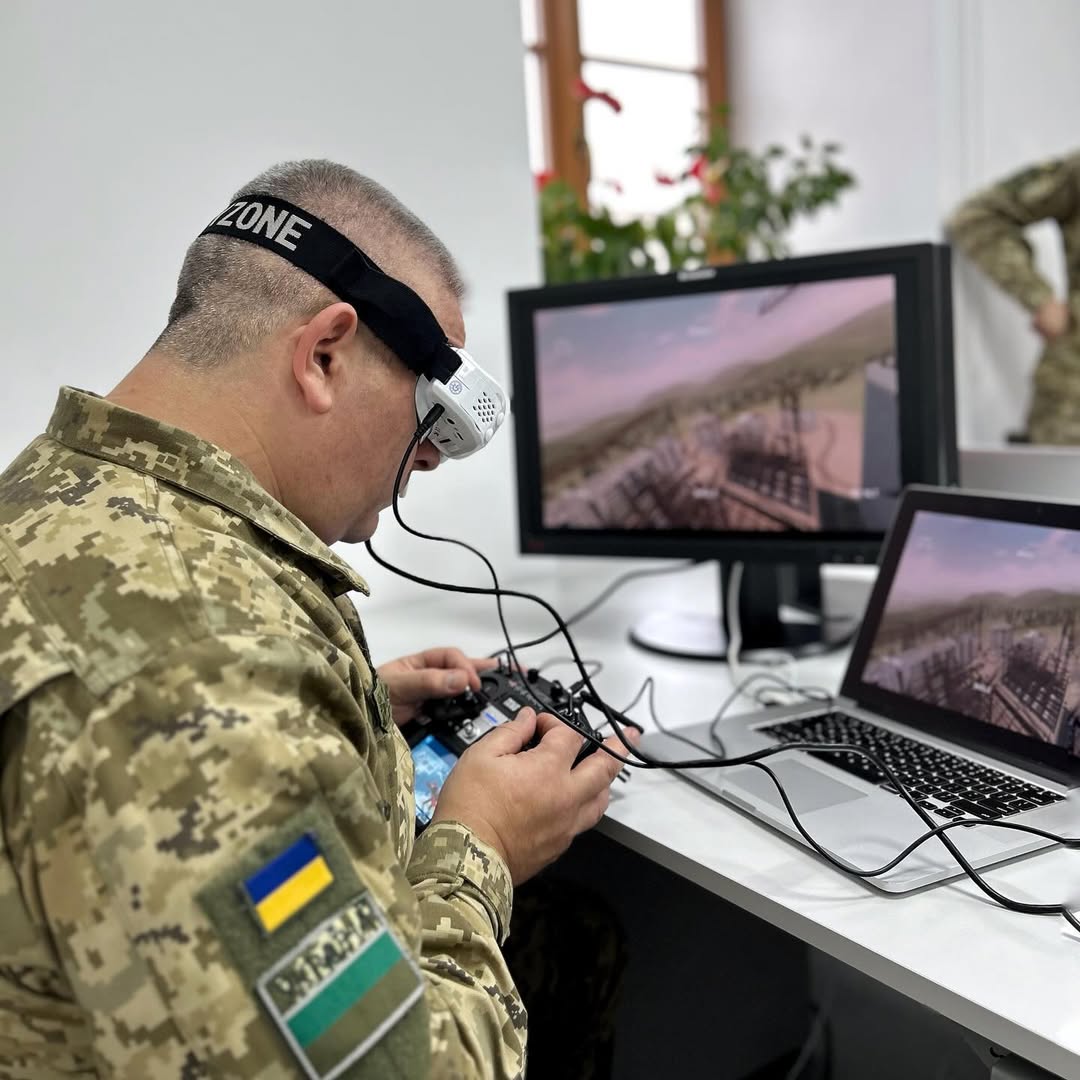 Incora облаштувала клас для навчання пілотів FPV-дронів для 7 Прикордонного Карпатського Загону Державної Прикордонної Служби України, які готують військових до ротацій.

Під час навчання особлива увага приділяється відпрацюванню складних маневрів при різних умовах, місцевості та часу доби, також отримання навичок, які базуються на реальному бойовому досвіді інших побратимів.

Для цього передали:

📌 FPV Дрони
📌 Ноутбуки
📌 Пульти Керування.
