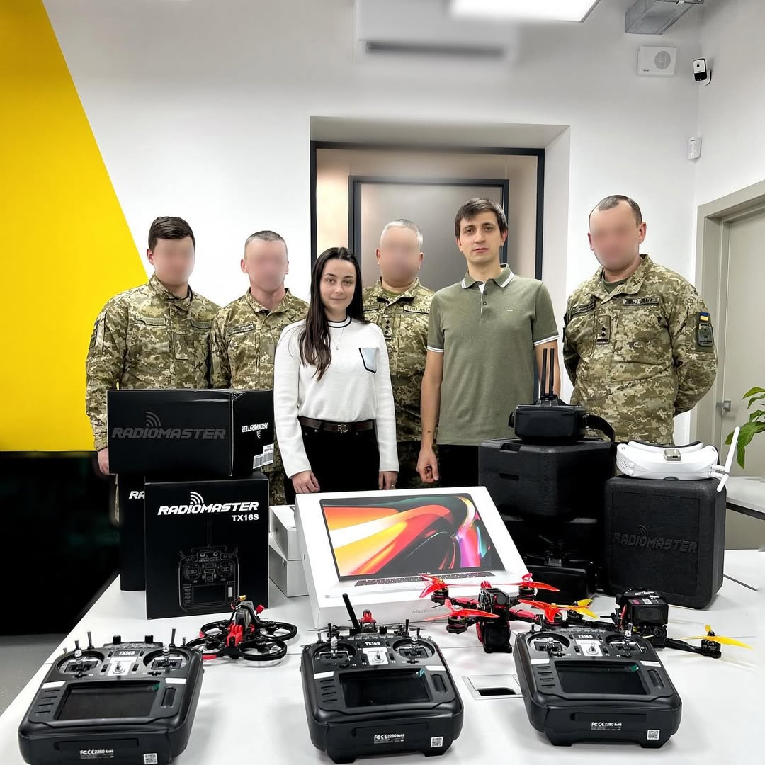 Incora облаштувала клас для навчання пілотів FPV-дронів для 7 Прикордонного Карпатського Загону Державної Прикордонної Служби України, які готують військових до ротацій.

Під час навчання особлива увага приділяється відпрацюванню складних маневрів при різних умовах, місцевості та часу доби, також отримання навичок, які базуються на реальному бойовому досвіді інших побратимів.

Для цього передали:

📌 FPV Дрони
📌 Ноутбуки
📌 Пульти Керування.