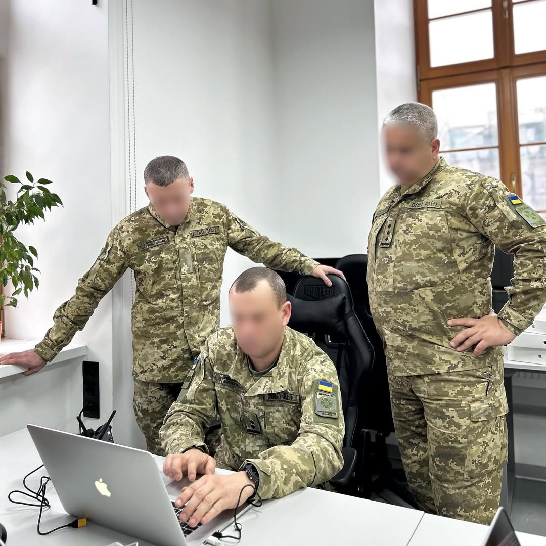 Incora облаштувала клас для навчання пілотів FPV-дронів для 7 Прикордонного Карпатського Загону Державної Прикордонної Служби України, які готують військових до ротацій.

Під час навчання особлива увага приділяється відпрацюванню складних маневрів при різних умовах, місцевості та часу доби, також отримання навичок, які базуються на реальному бойовому досвіді інших побратимів.

Для цього передали:

📌 FPV Дрони
📌 Ноутбуки
📌 Пульти Керування.