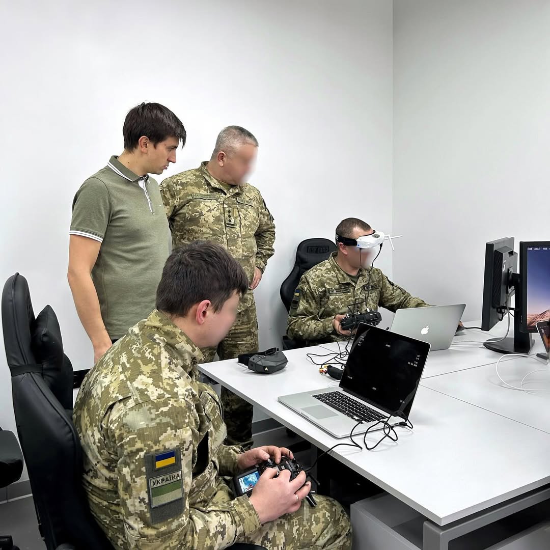 Incora облаштувала клас для навчання пілотів FPV-дронів для 7 Прикордонного Карпатського Загону Державної Прикордонної Служби України, які готують військових до ротацій.

Під час навчання особлива увага приділяється відпрацюванню складних маневрів при різних умовах, місцевості та часу доби, також отримання навичок, які базуються на реальному бойовому досвіді інших побратимів.

Для цього передали:

📌 FPV Дрони
📌 Ноутбуки
📌 Пульти Керування.