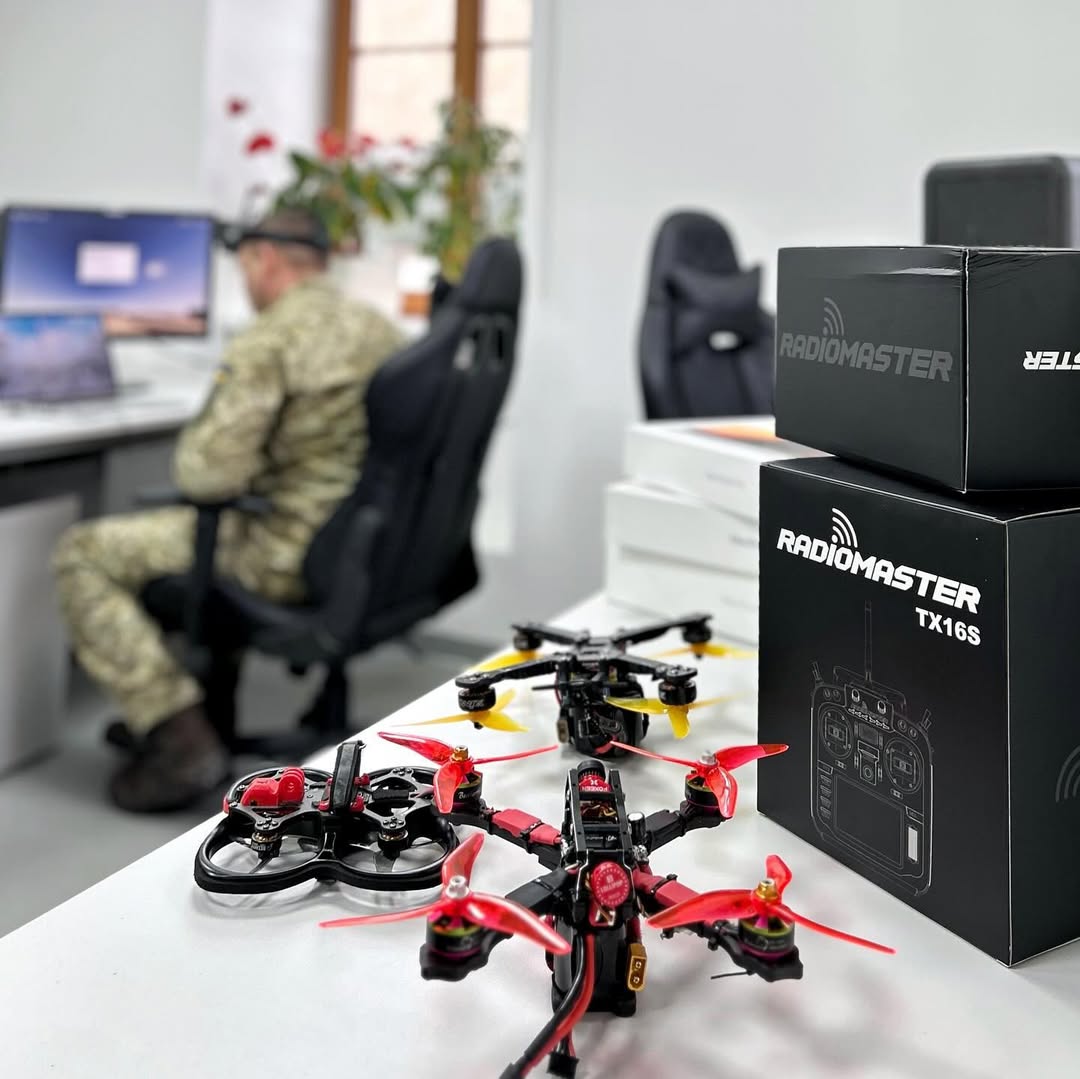 Incora облаштувала клас для навчання пілотів FPV-дронів для 7 Прикордонного Карпатського Загону Державної Прикордонної Служби України, які готують військових до ротацій.

Під час навчання особлива увага приділяється відпрацюванню складних маневрів при різних умовах, місцевості та часу доби, також отримання навичок, які базуються на реальному бойовому досвіді інших побратимів.

Для цього передали:

📌 FPV Дрони
📌 Ноутбуки
📌 Пульти Керування.