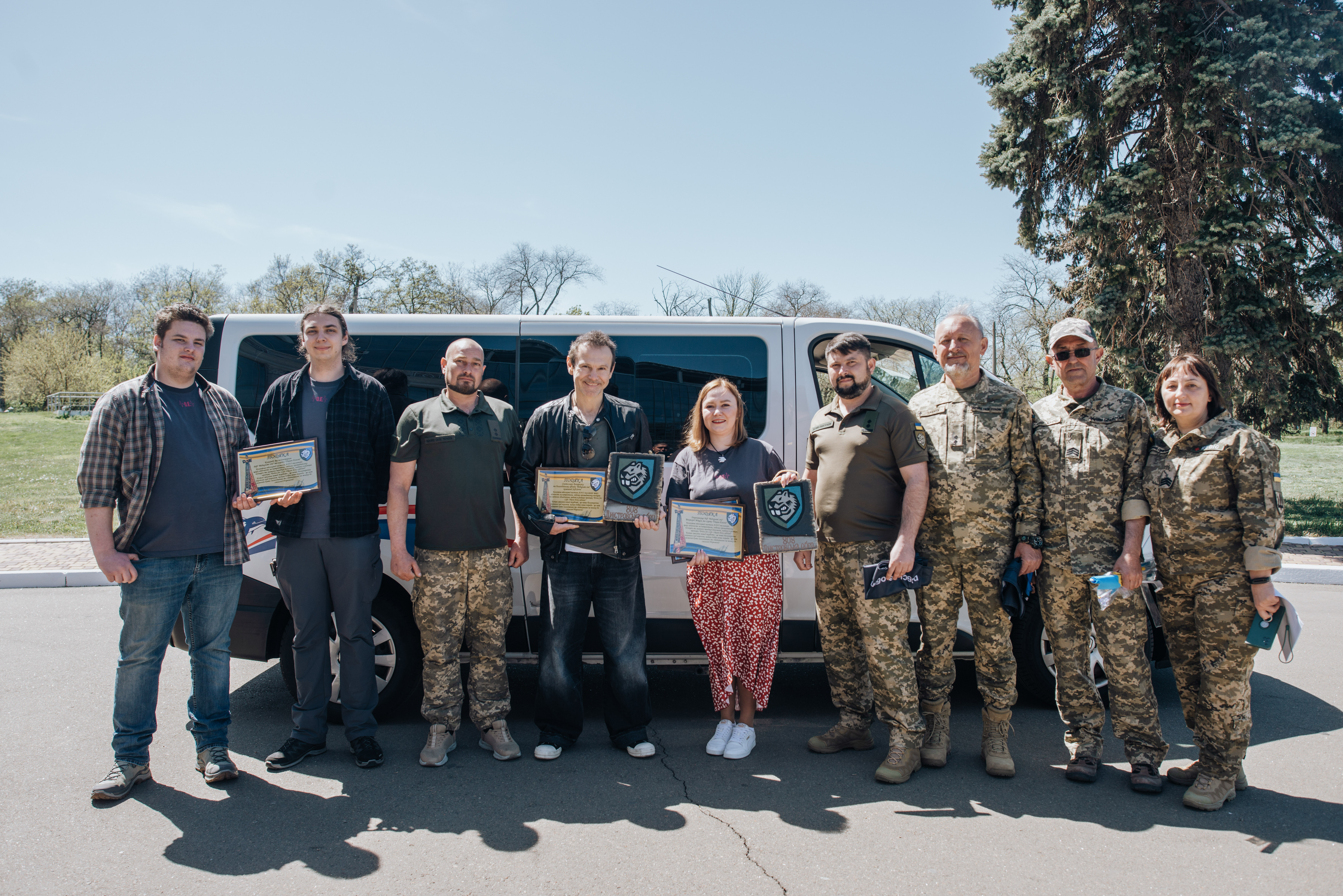 Благодійний фонд SoftServe «Відкриті очі» разом із гуртом «Океан Ельзи» передав фронтовим медикам 30-ту повністю укомплектовану карету швидкої допомоги й завершив перший етап спільного проєкту. Співпраця фонду й гурту почалася у вересні 2024 року в межах світового туру Help for Ukraine. Відтоді машини проєкту надійшли до 29 підрозділів Сил оборони України на Донецькому, Курському, Харківському, Запорізькому та інших напрямках.