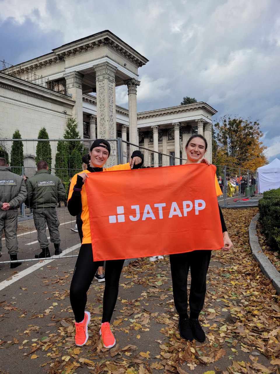 З початку повномасштабного вторгнення співробітники компанії JatApp активно долучалися до благодійних забігів, аби підтримати захисників та захисниць України: 

- Марафон «Не зупиняйся!» від New Run і Нової пошти (кошти за участь були спрямовані до фонду «Повернись живим» на посилення ППО).
- Трейл «Незламний характер», щоб підтримати Сили спеціальних операцій «Іду на ви».
- Київський півмарафон незламності (50% прибутку від забігу передавали на потреби Медичного добровольчого батальйону «Госпітальєри»).
