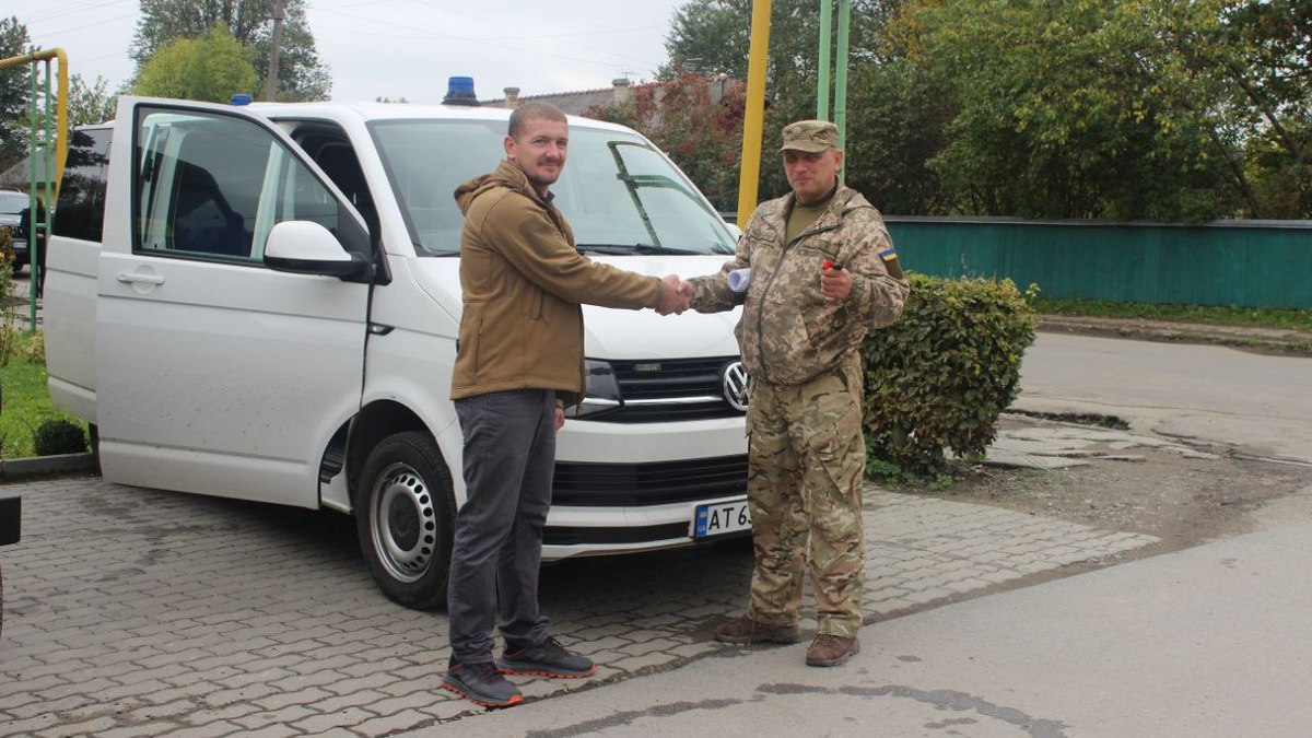 Компанія придбала автомобіль для військових, який було доставлено в Печеніжин. У передачі авто взяли участь голова Коломийської військової адміністрації, селищний голова, полковник поліції та представники військової частини.