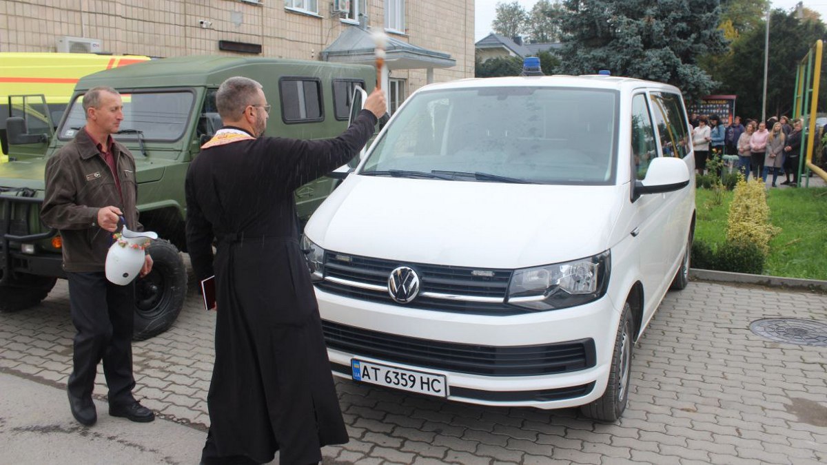 Компанія придбала автомобіль для військових, який було доставлено в Печеніжин. У передачі авто взяли участь голова Коломийської військової адміністрації, селищний голова, полковник поліції та представники військової частини.