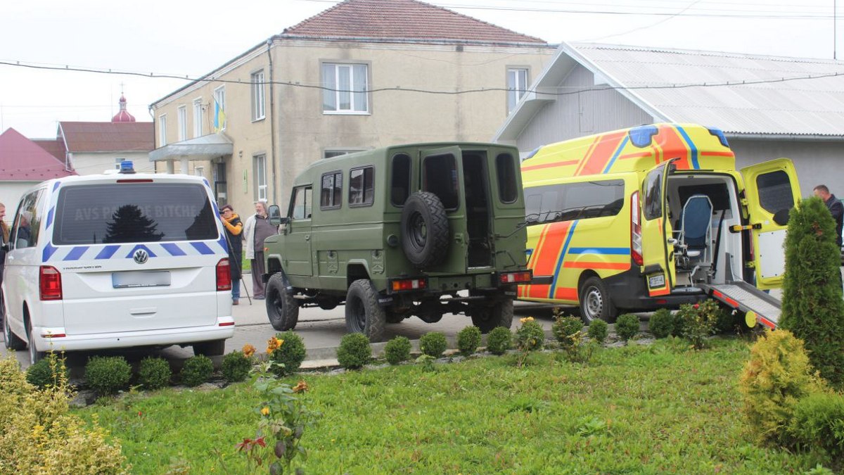 Компанія придбала автомобіль для військових, який було доставлено в Печеніжин. У передачі авто взяли участь голова Коломийської військової адміністрації, селищний голова, полковник поліції та представники військової частини.