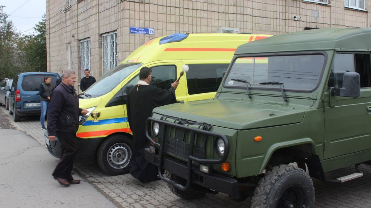 Компанія придбала автомобіль для військових, який було доставлено в Печеніжин. У передачі авто взяли участь голова Коломийської військової адміністрації, селищний голова, полковник поліції та представники військової частини.
