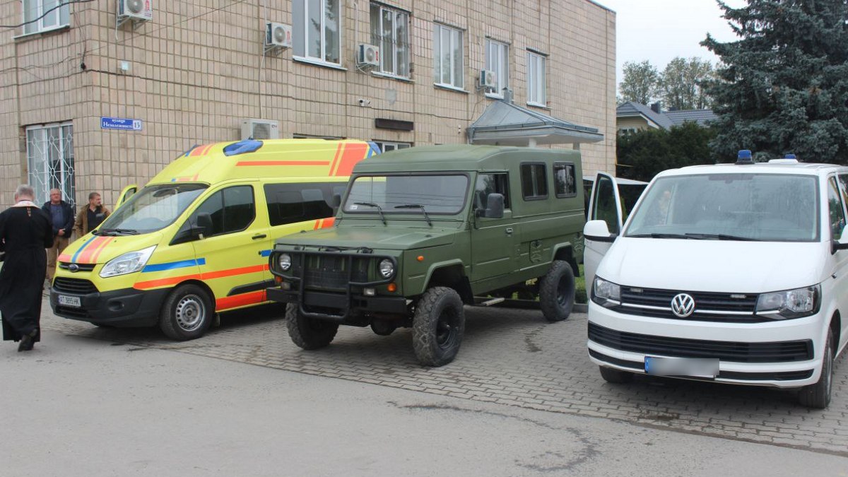 Компанія придбала автомобіль для військових, який було доставлено в Печеніжин. У передачі авто взяли участь голова Коломийської військової адміністрації, селищний голова, полковник поліції та представники військової частини.