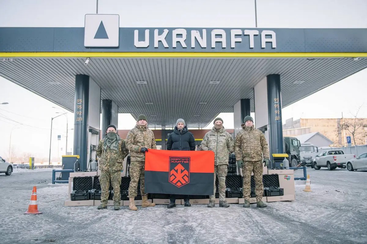 У січні 2026-го «Укрнафта» в межах «Енергійного збору» передала корпусу НГУ «Хартія» чергову партію допомоги: сотні БПЛА різних модифікацій, засоби радіоелектронної розвідки та витратні матеріали. Техніку закупили з 100 млн грн, зібраних компанією разом із клієнтами й партнерами; про передачу повідомила пресслужба держкомпанії.