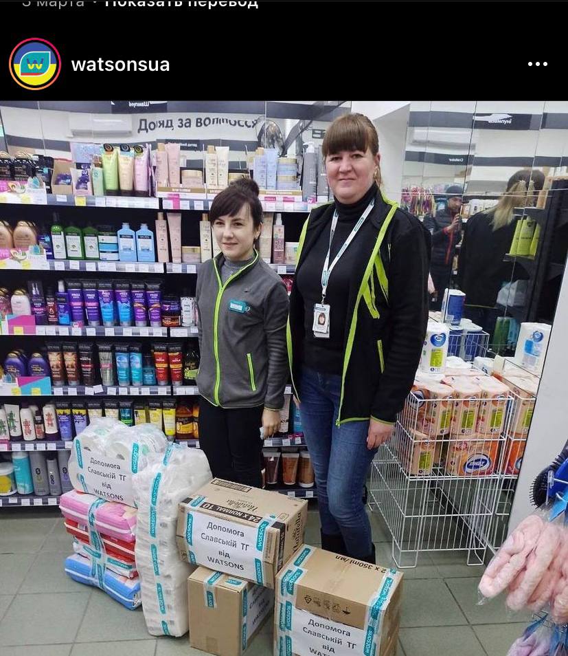 Команда Watsons допомагає предметами особистої гігієни, а саме: станками та піною для гоління, туалетним папером та рушниками, зубною пастою, батарейками тощо, які надсилають гуманітарним штабам різних міст України для подальшої передачі захисникам, а саме представникам територіальної оборони та Національної гвардії України.
Жодного дня команда Watsons не зупинялася та продовжує допомагати не лише захисникам, а й дитячим будинкам та внутрішньо переміщеним громадянам України з усіма необхідними засобами особистої гігієни.

У кожного клієнта Watsons з 09 березня 2022 року з’явилася можливість бути корисним та приєднатися до волонтерського руху команди. Усі накопичені бали з персональної картки Watsons Club можна перевести на допомогу для ЗСУ. 