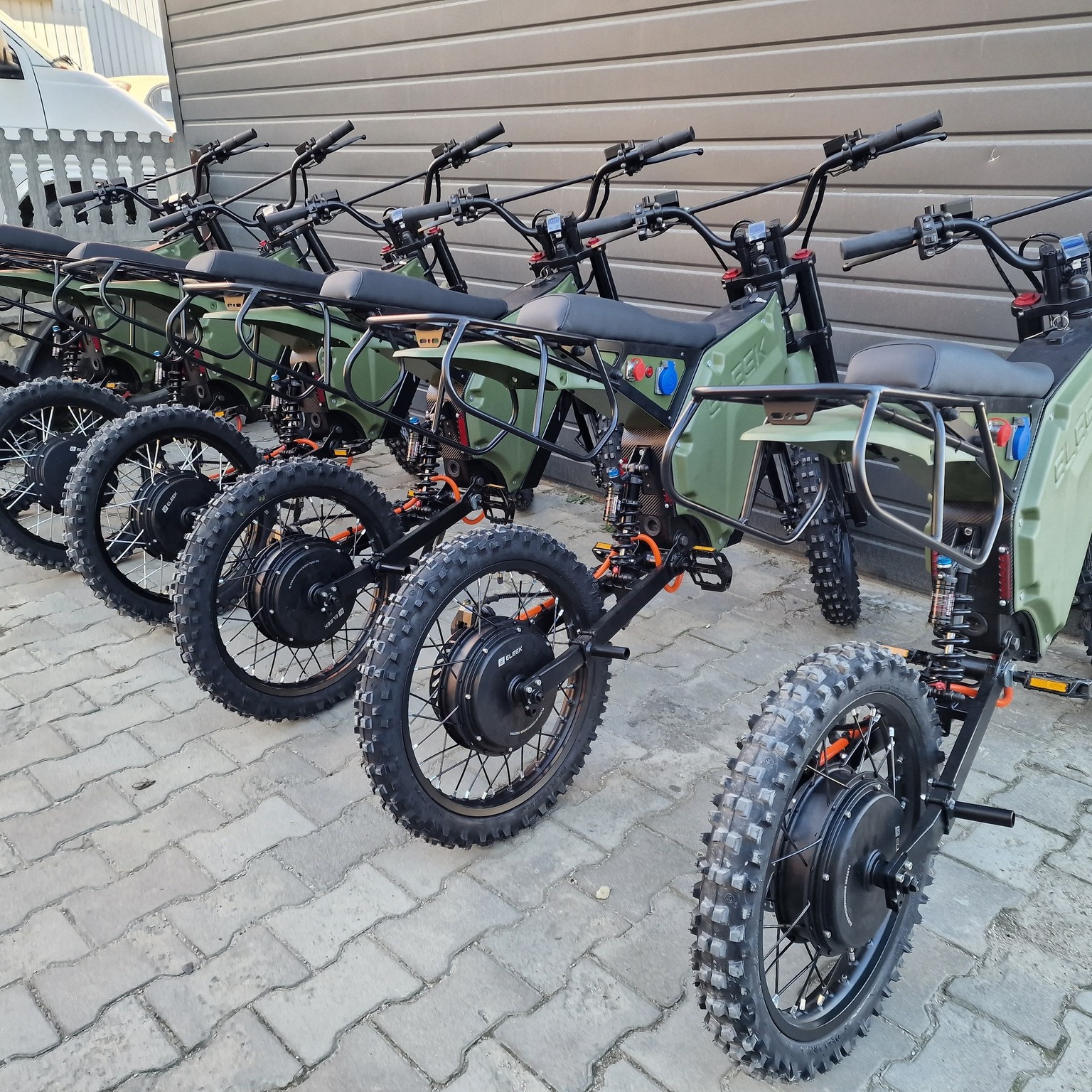 Завдяки Agiliway, яка замовила партію електробайків ELEEK Atom Military, їх отримали військові з 132 ОРБ ДШВ.
