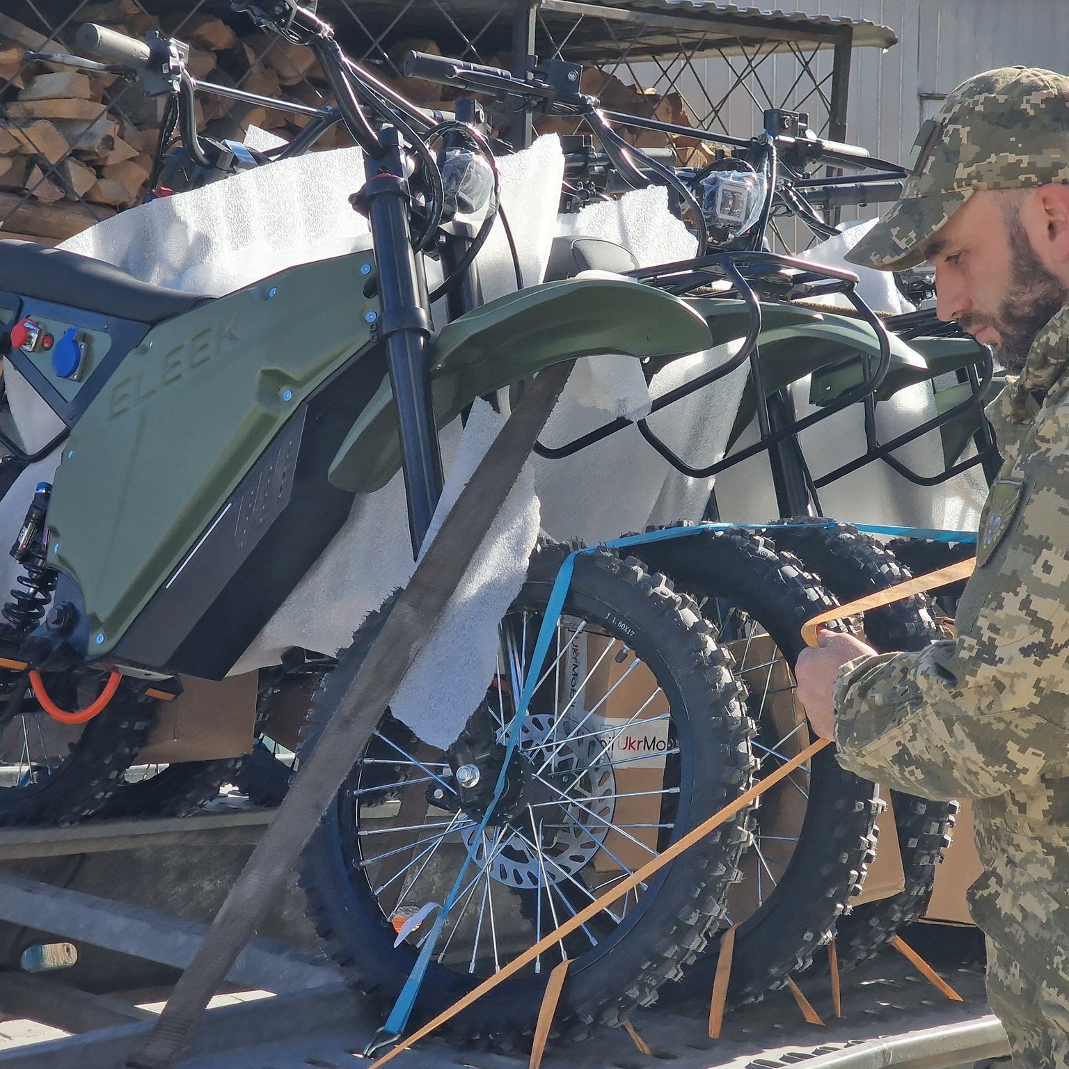 Завдяки Agiliway, яка замовила партію електробайків ELEEK Atom Military, їх отримали військові з 132 ОРБ ДШВ.
