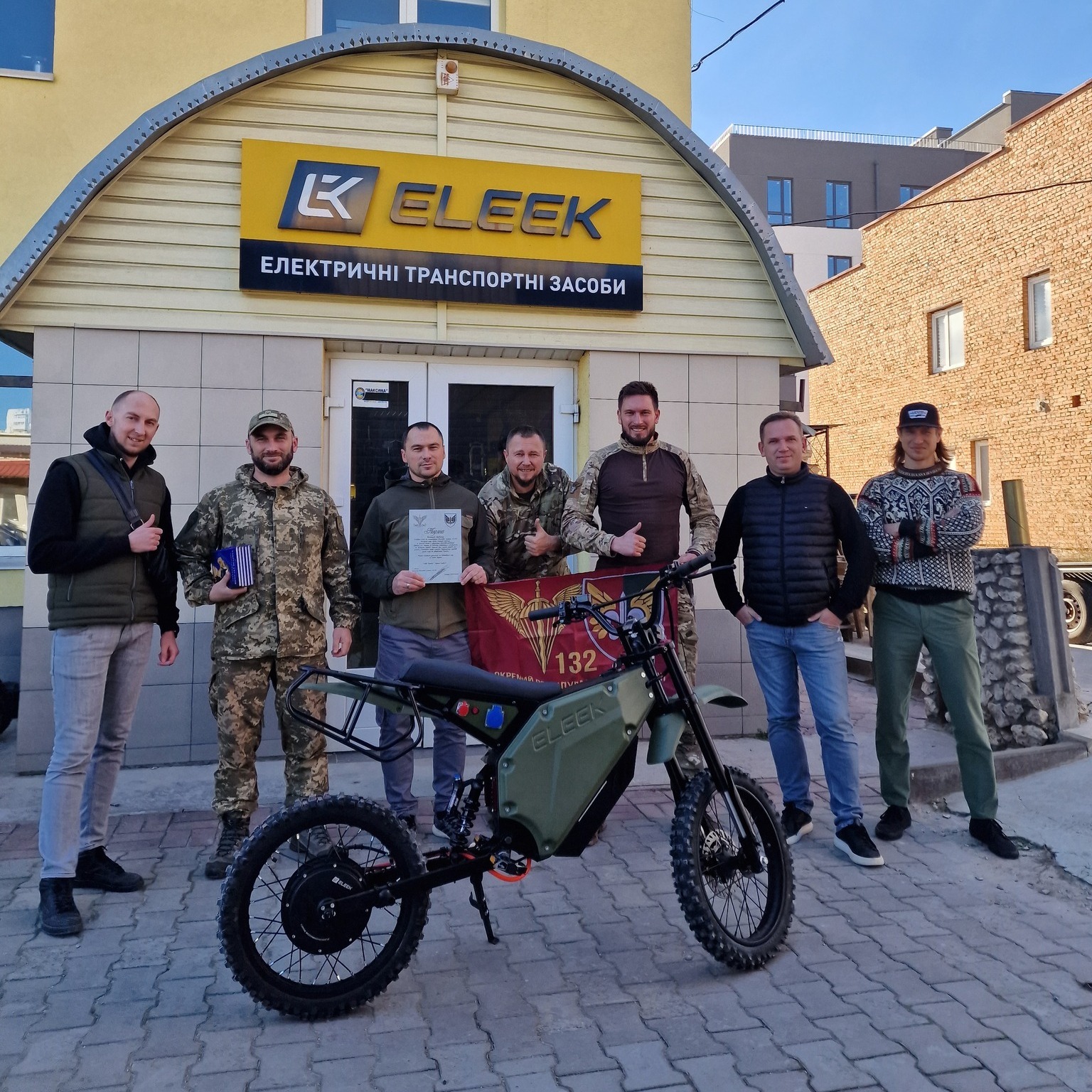 Завдяки Agiliway, яка замовила партію електробайків ELEEK Atom Military, їх отримали військові з 132 ОРБ ДШВ.
