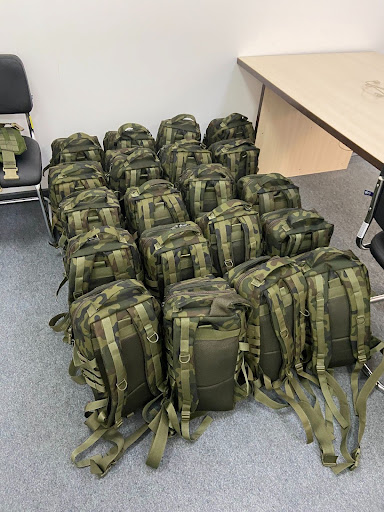 В Avenga діє Defenders Support Program, в межах якої компанія підтримує своїх мобілізованих колег, щомісячно виплачуючи 50% винагороди, а також надаючи все необхідне спорядження.