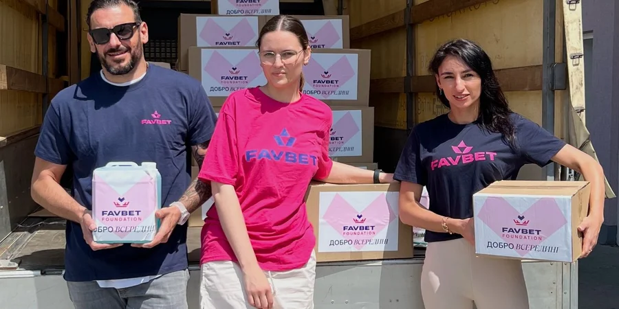 Заснований у 2020-му благодійний фонд FAVBET Foundation підтримував різноманітні ініціативи у сфері освіти, здоров’я та спортивного розвитку України. Проте з початком повномасштабної війни 95% проєктів фонду було переорієнтувано на допомогу країні та армії.
З перших днів війни за підтримки фонду було забезпечено речами першої необхідності вимушених переселенців із зон активних бойових дій. Зокрема, допомогу отримали постраждалі від війни, що були змушені тікати зі східних областей країни до Івано-Франківщини. Тоді йшлось про сотні переданих спальних мішків, карематів і повербанків. Компанія також передавала гумдопомогу до прифронтових регіонів і допомагала у евакуації жителів з окупованих територій.