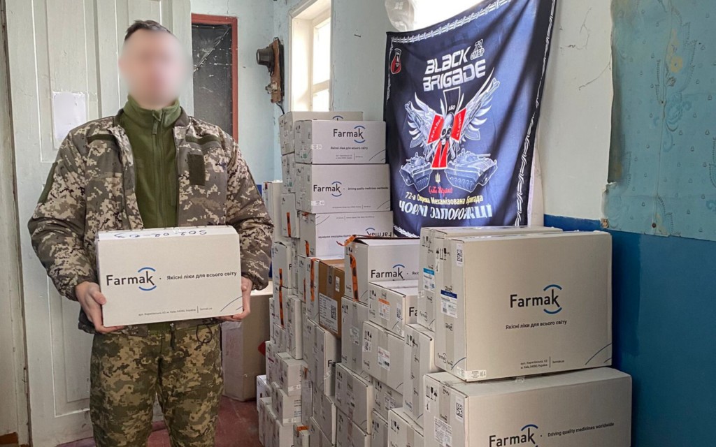 У березні 2026-го Благодійний фонд Родини Жебрівських передав військовим понад 8 тисяч упаковок ліків Farmak — таблетки, спреї, саше, ін’єкції, креми й гелі, понад 50 найменувань на 1,7 млн грн. Партії пішли до 16 військових частин у Дніпропетровській, Харківській, Київській та інших областях.