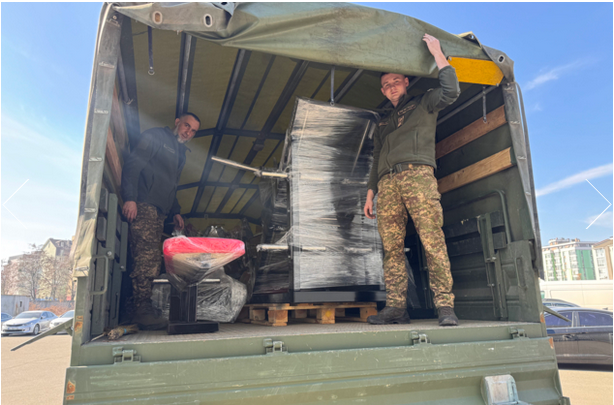 Alliance Novobud забезпечив військову частину 3041 Національної гвардії України тренажерами для облаштування сучасної спортивної зали на території частини.

Військовослужбовці отримали 11 високоякісних тренажерів TM Legend Fitness (USA), з яких 3 призначені для кардіонавантажень – бігова доріжка, велотренажер та орбітрек. Решта обладнання включає тренажери для силових вправ, а також для фізичної реабілітації — масажний та інверсійний столи. Загальна вартість переданого обладнання склала близько 2 млн грн.