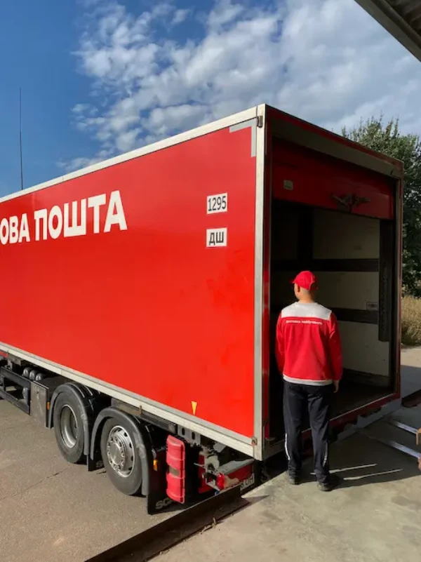 Нова пошта спільно з фондом Тіни Кароль перевезла 500 генераторів з Польщі в Україну. В подальшому генератори були доставлені в центри ДСНС, пункти незламності, лікарні, школи, дитячі садки та інші об'єкти.