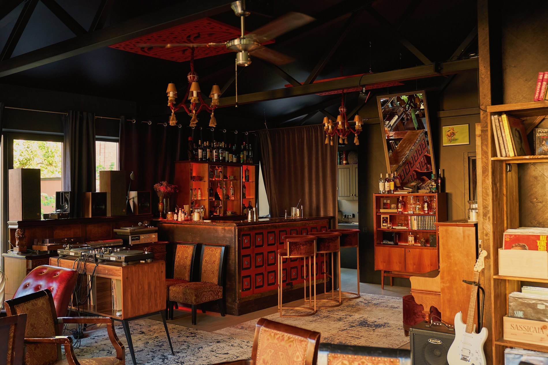 У барі UnderWu відбулася благодійна дегустація на підтримку ЗСУ. Можна було скуштувати вина, які «вижили» після влучання російської ракети у склад Goodwine на початку повномасштабного вторгнення. Під час заходу провели благодійний аукціон. Серед лотів – ексклюзивна пляшка вина й вініл. Усі зібрані кошти були направлені на підтримку українських захисників.