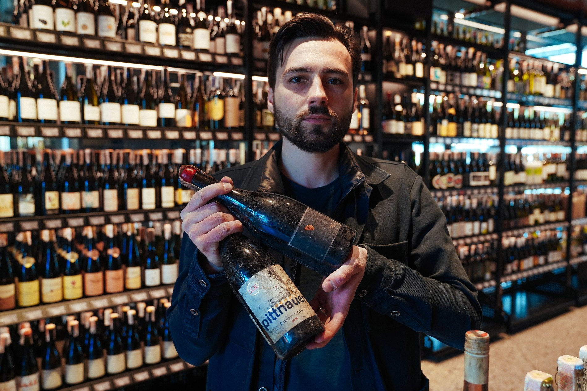 У барі UnderWu відбулася благодійна дегустація на підтримку ЗСУ. Можна було скуштувати вина, які «вижили» після влучання російської ракети у склад Goodwine на початку повномасштабного вторгнення. Під час заходу провели благодійний аукціон. Серед лотів – ексклюзивна пляшка вина й вініл. Усі зібрані кошти були направлені на підтримку українських захисників.