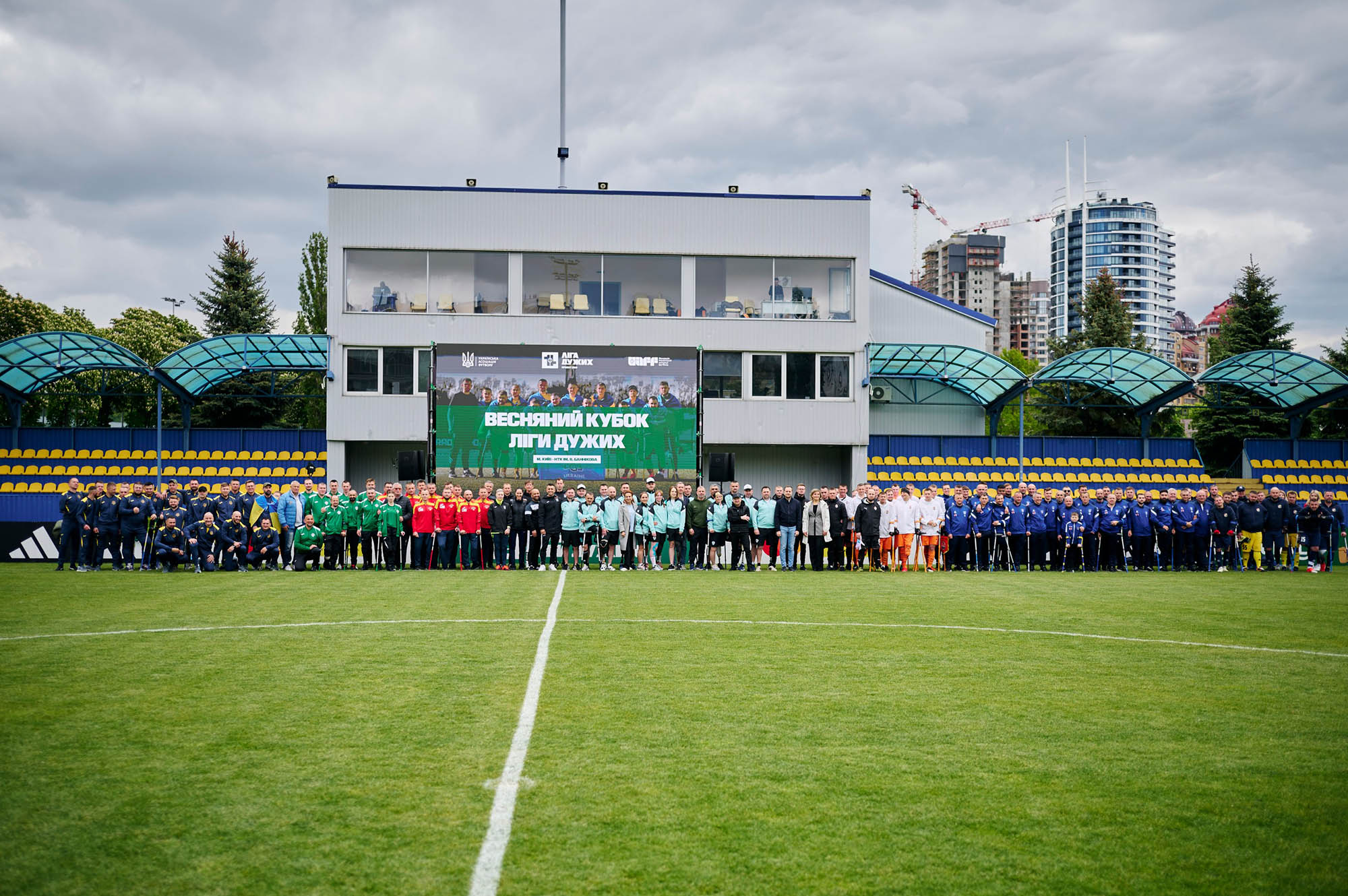 У 2025 році бренд «Львівське» компанії PJSC Carlsberg Ukraine перерахував 943 тис. грн на підтримку «Ліги Дужих» — проєкту Української асоціації футболу для людей з ампутаціями та порушеннями функцій кінцівок. У травні 2025-го на Весняному кубку «Ліги Дужих», другому всеукраїнському турнірі з ампфутболу, генеральний директор компанії Олег Хайдакін вручив нагороду від бренду найкращому бомбардирові.
