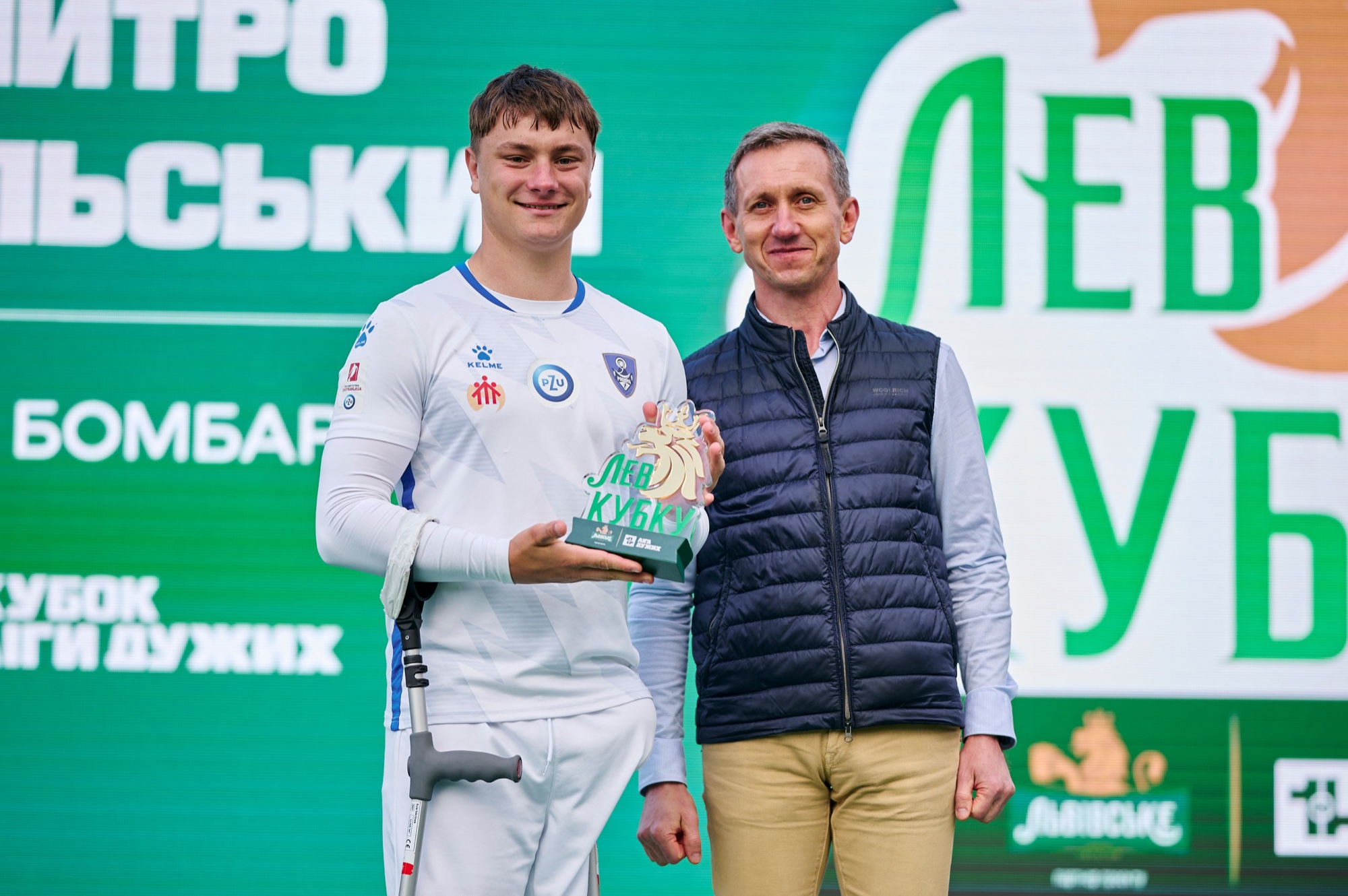 У 2025 році бренд «Львівське» компанії PJSC Carlsberg Ukraine перерахував 943 тис. грн на підтримку «Ліги Дужих» — проєкту Української асоціації футболу для людей з ампутаціями та порушеннями функцій кінцівок. У травні 2025-го на Весняному кубку «Ліги Дужих», другому всеукраїнському турнірі з ампфутболу, генеральний директор компанії Олег Хайдакін вручив нагороду від бренду найкращому бомбардирові.