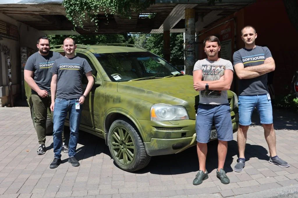 Команда франківського офісу ІТ-компанії Softjourn привезла авто Volvo з Британії, підготувала і передала в бойовий підрозділ. Йому було зроблено повний техогляд, ремонт, встановлена нова гума.