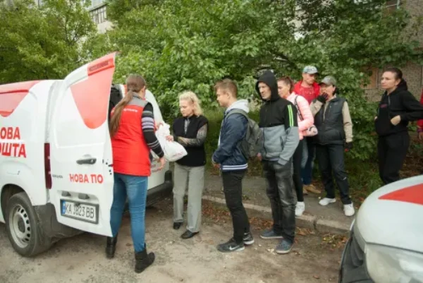 12 тонн гуманітарної допомоги Нова пошта доставила до деокупованого Херсону. Родини отримали набори із продуктами, водою та засобами гігієни. Привезли генератор та старлінк, щоб херсонці могли зарядити найнеобхідніші гаджети.