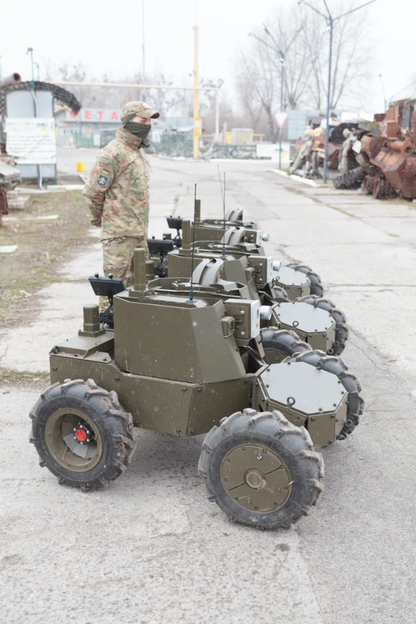 Для 13-тої бригади оперативного призначення НГУ «Хартія» "Нова Пошта" передала три роботизовані комплекси «Лють» на Харківський напрямок — загальною вартістю 3 млн грн. Ці роботи можуть перевозити боєкомплект, пробиратися крізь важкодоступні ділянки, встановлювати кулемет і знищувати цілі на відстані до 800 метрів. А керуються вони дистанційно.