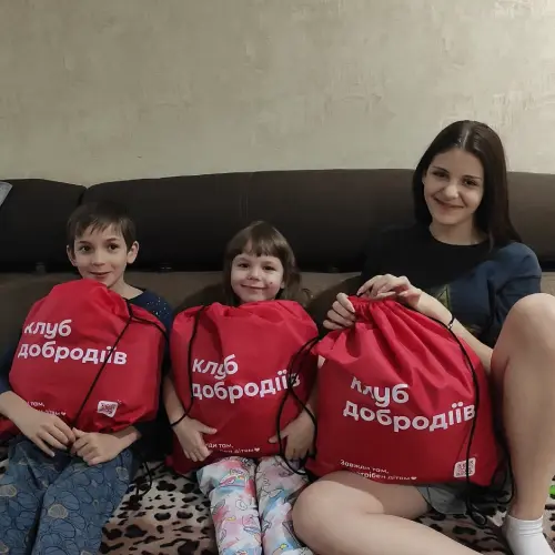 Разом з Клуб Добродіїв Нова пошта передала дітям рюкзаки з підтримкою: іграшками, солодощами, теплими речами. З початку повномасштабного вторгнення компанія з волонтерами фонду власним коштом доставила турботу для понад 45 000 дітей.