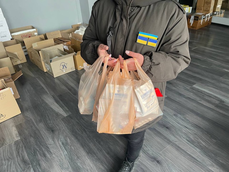 Компанія відправила ліки до Макарова, Фастова, Тростянця. Також GoodWine допоміг "Укрзалізниці", полку "Азов" укомплектували особисті аптечки бійцям ЗСУ. 