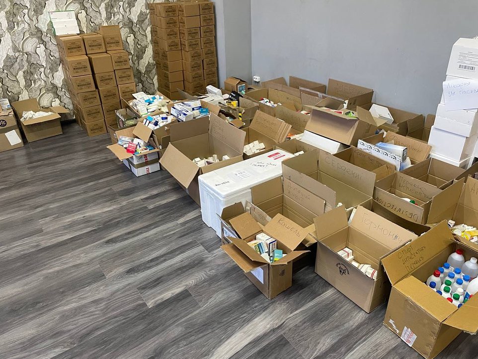 Компанія відправила ліки до Макарова, Фастова, Тростянця. Також GoodWine допоміг "Укрзалізниці", полку "Азов" укомплектували особисті аптечки бійцям ЗСУ. 