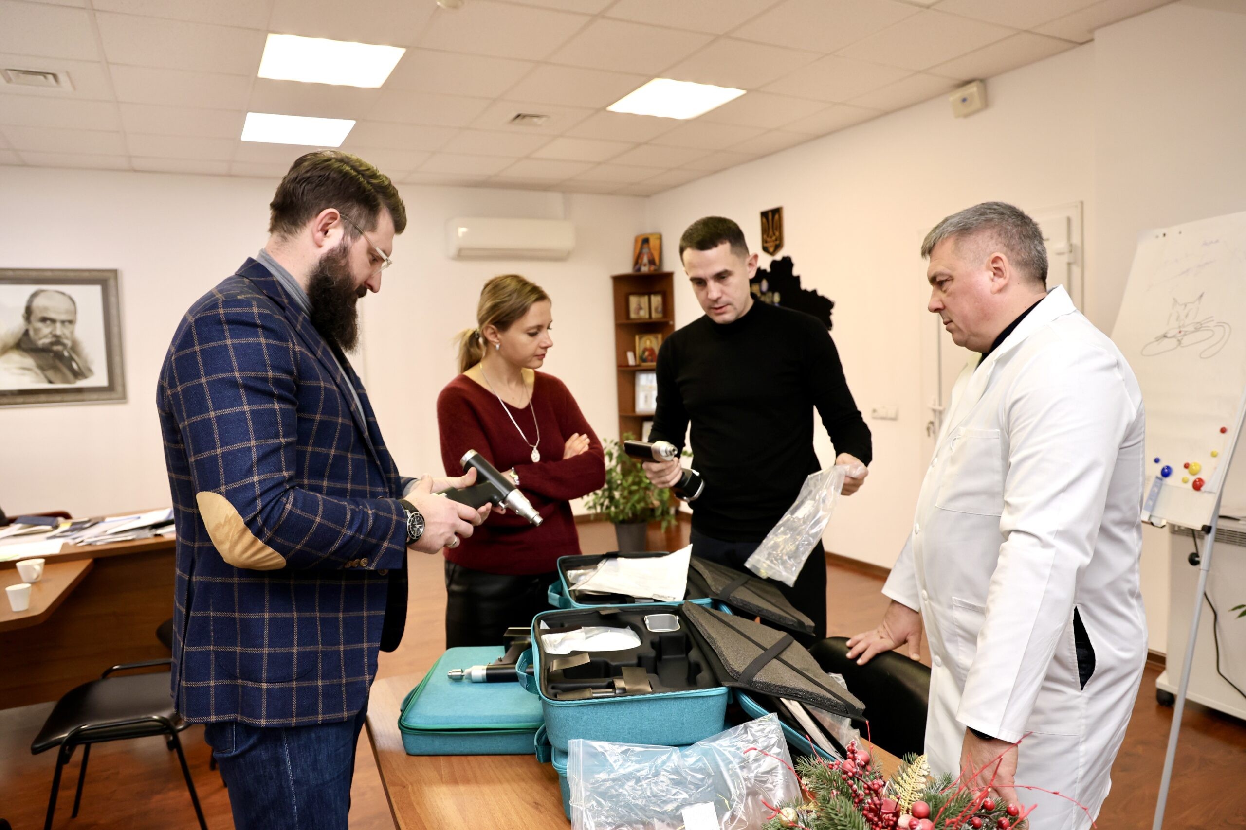 23 лютого 2026-го благодійний фонд «МХП-Громаді» передав одній із лікарень Черкащини п’ять канюльованих дрилів для ортопедо-травматологічних і суміжних операцій поранених. Орієнтовна вартість одного інструмента — близько півтори тисячі доларів; дрилі вже використали в операціях.