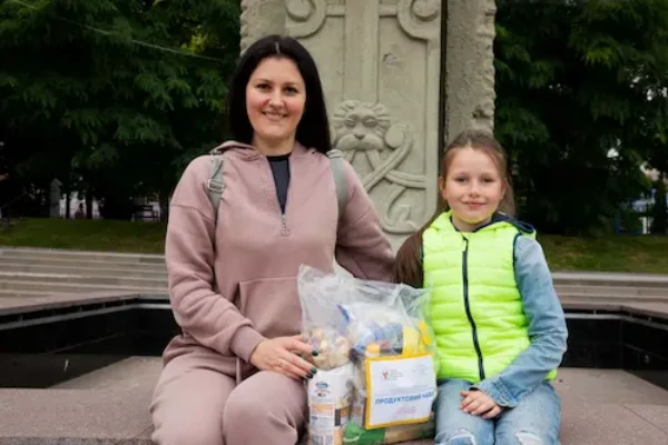 Нова пошта продовжує доставляти допомогу разом з Фундацією Дім Рональда МакДональда

→ Доставили 32 520 наборів з життєво важливими продуктами українцям.
→ 104 апарати вакуумної терапії отримали 32 лікарні.
→ Понад 8 000 кг гуманітарної допомоги отримали родини важкохворих діток.
