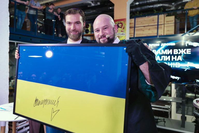 16 грудня 2024 року в офісі EVO відбувся восьмий благодійний аукціон “Армії дронів EVO”. Співробітники компанії, друзі та партнери за вечір зібрали 2,2 млн грн. на дрони для захисників.