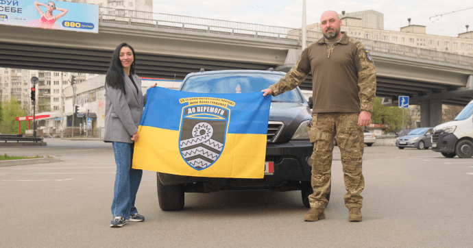Міжнародна поштово-логістична група компаній Meest з початку повномасштабного вторгнення регулярно допомагає ЗСУ із закупівлею та доставкою необхідних товарів для українських захисників та волонтерів.

Це одяг, взуття, аптечки, турнікети, спальні мішки, намети, продукти харчування, генератори, камери і багато іншого. 

Частину свого прибутку Meest Group разом з Meest China на постійній основі виділяють на закупівлю необхідної техніки для наших захисників. Тільки за квітень 2023 року Meest Group та Meest загалом передали 5 автомобілів та 2 квадроцикли на різні напрямки, де активно ведуться бойові дії.

Зокрема, 1 автомобіль на Херсон, 2 автомобілі на Кремінну, 1 на Рубіжне та 2 квадроцикли на Бахмут. 

Також ще 1 автомобіль було передано одному із постійних клієнтів Meest China, який зараз захищає нашу країну, Владиславу Мартиченку.

Команда Meest China щомісяця передає велику частину допомоги, особливо техніки, різним українським військовим підрозділам, які захищають нашу землю.

Наприклад, Meest China придбала 10 дронів, які були передані на різні фронтові напрямки. Один із квадрокоптерів також було відправлено особисто Владиславу Мартиченко. 

